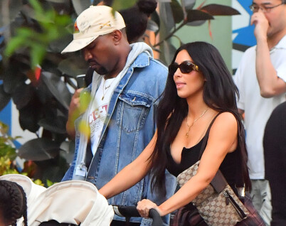 STØTTER KONA: Kanye West støtter sin kone Kim Kardashian om tvillingvalget, ifølge Radar Online. Foto: NTB Scanpix STØTTER KONA: Kanye West støtter sin kone Kim Kardashian om tvillingvalget, ifølge Radar Online. Foto: NTB Scanpix